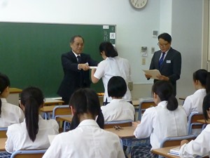 学校長が認定証を授与
